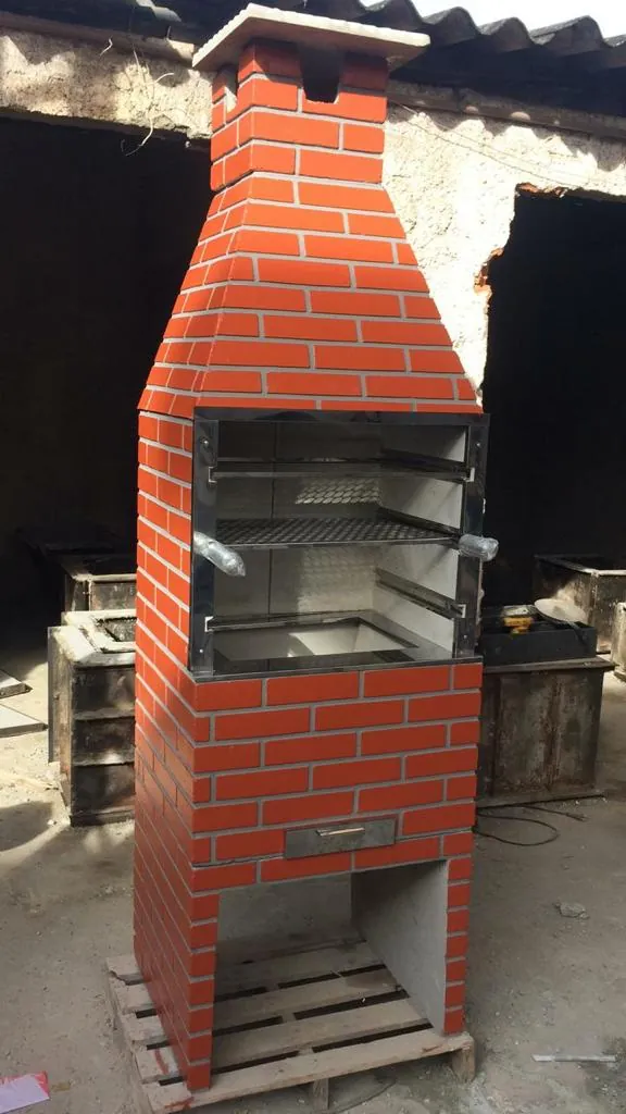 Churrasqueira de tijolo com chaminé